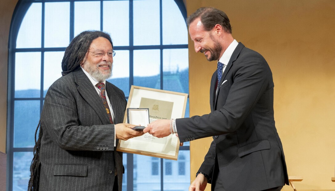 Fjorårets mottaker av Holbergprisen, Paul Gilroy, sammen med H.K.H Kronprins Haakon.