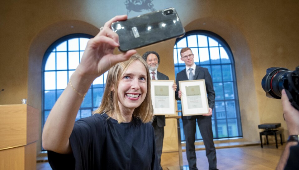 Forsknings- og høyere utdanningsminister, Iselin Nybø, benyttet sjansen til å ta en selfie med prisvinnerne Paul Gilroy og Finnur Dellsén i bakgrunnen. Foto: Tor Farstad