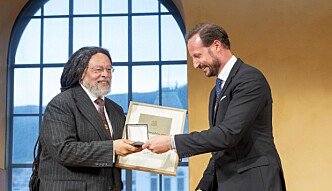 Paul Gilroy mottar Holbergprisen i 2019 fra Kronprins Haakon Magnus.
