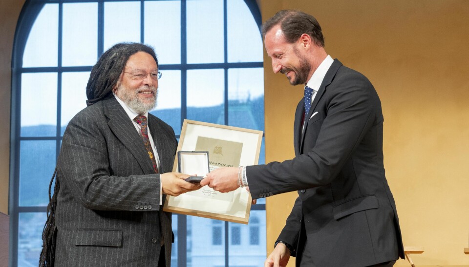 Paul Gilroy mottar beviset for at han er tildelt årets Holbergpris fra HKH Kronprins Haakon. I tillegg får han 6 millioner norske kroner. Foto: Tor Farstad