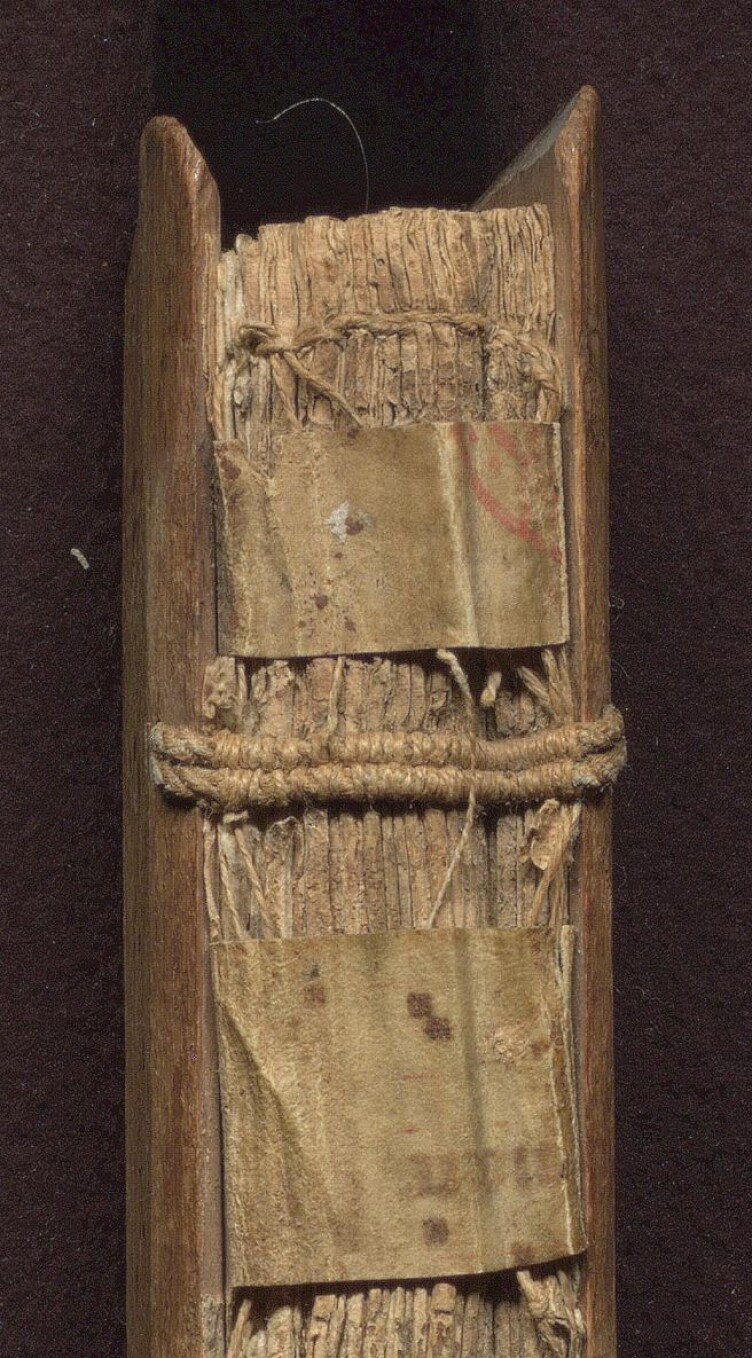 ubb-ms-0066: To middelalderske pergamentbiter i bokryggen på Gradualet fra Manuskriptsamlingen.