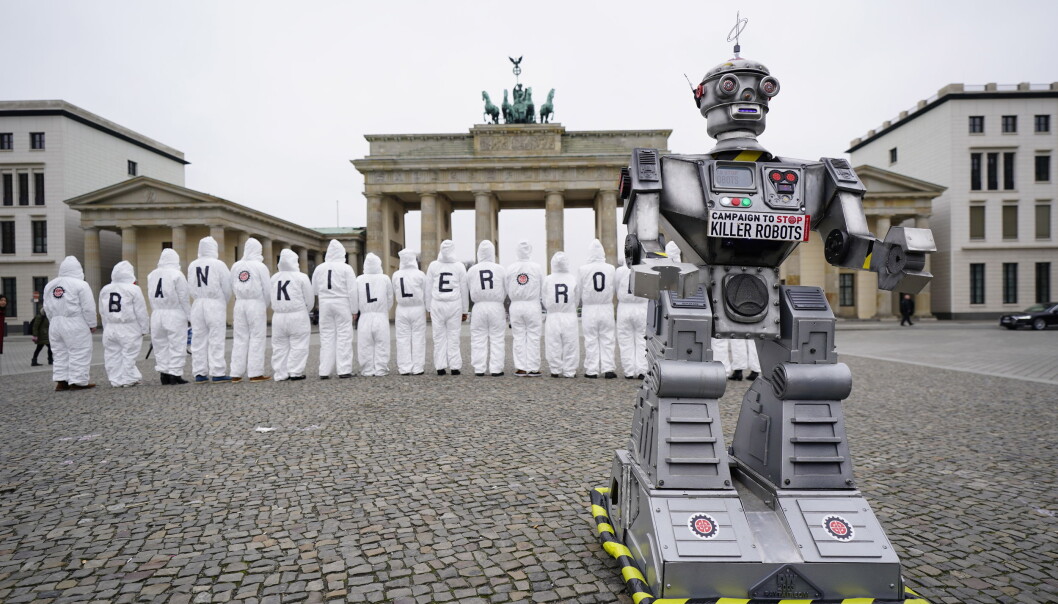 Den internasjonale 'Campaign to Ban Killer Robots' har fått sin norske avlegger i akademia etter initativ fra prorektor ved OsloMet, Morten Irgens. Her aksjonerer den internasjonale kampanjen i Berlin i mars i år. FOTO: . EPA/ALEXANDER BECHER/ scanpix NTB Den internasjonale 'Campaign to Ban Killer Robots' har fått sin norske avlegger i akademia etter initativ fra prorektor ved OsloMet, Morten Irgens. Her aksjonerer den internasjonale kampanjen i Berlin i mars i år. FOTO: . EPA/ALEXANDER BECHER/ scanpix NTB