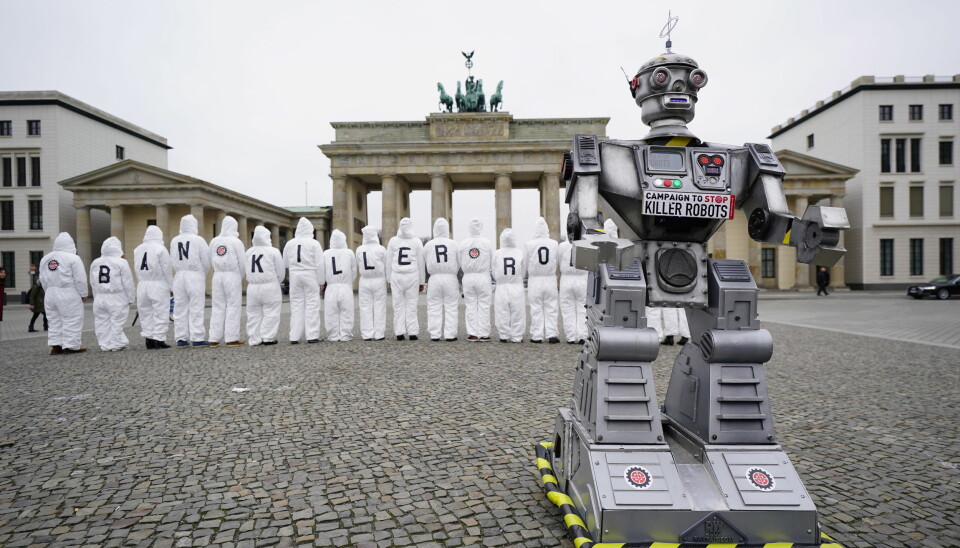 Den internasjonale 'Campaign to Ban Killer Robots' har fått sin norske avlegger i akademia etter initativ fra prorektor ved OsloMet, Morten Irgens. Her aksjonerer den internasjonale kampanjen i Berlin i mars i år. FOTO: . EPA/ALEXANDER BECHER/ scanpix NTB