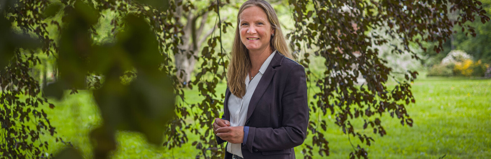 — Jeg tror og vi har kommet langt i å skape en stolthet for det å være en del av NMBU, sier Mari Sundli Tveit. Her står hun inne i et av de store trærne på campus Ås. Foto: Siri Øverland Eriksen — Jeg tror og vi har kommet langt i å skape en stolthet for det å være en del av NMBU, sier Mari Sundli Tveit. Her står hun inne i et av de store trærne på campus Ås. Foto: Siri Øverland Eriksen