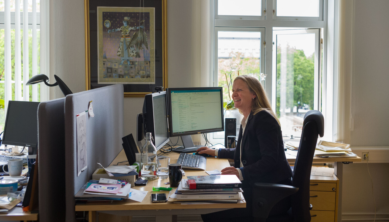 Mari Sundli Tveit deler kontor med sine to prorektorer. — Dere ser på kontoret hvor prioriteringene mine ligger, sier hun og ler. Foto: Siri Øverland Eriksen Mari Sundli Tveit deler kontor med sine to prorektorer. — Dere ser på kontoret hvor prioriteringene mine ligger, sier hun og ler. Foto: Siri Øverland Eriksen