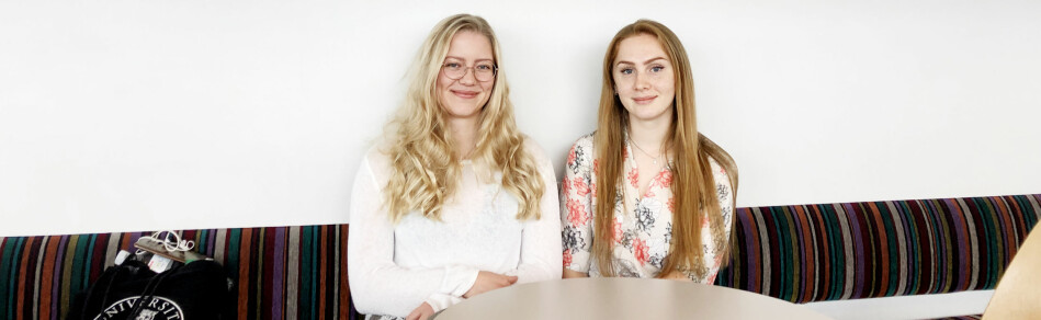 Jusstudentane ved Universitetet i Bergen, Benedicte Røvik (til venstre) og Elina Arnukajeva, meiner det er eit klart behov for å endre på eksamens og evalueringsformene. Foto: Njord V. Svendsen