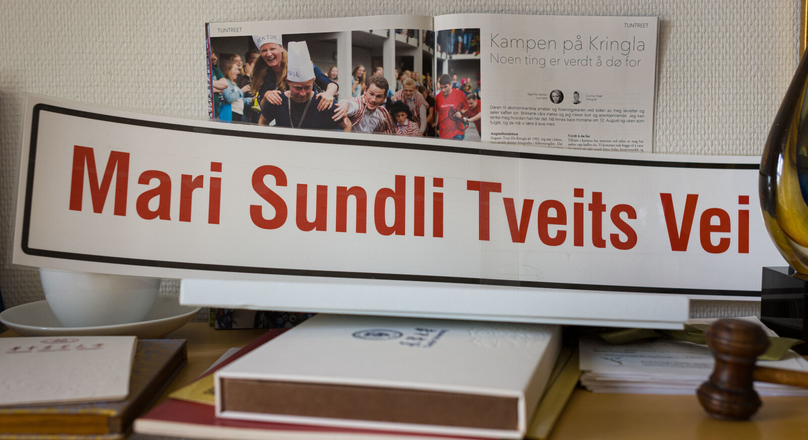 Det Mari Sundli Tveit vil savne mest er samarbeidet med studentene. På kontoret hennes er det mange små ting som vitener om det. Blant annet dette skiltet, som ble brukt i en aksjon en gang for å markere at det er få bygg og veier på campus som er oppkalt etter kvinner. Foto: Siri Øverland Eriksen Det Mari Sundli Tveit vil savne mest er samarbeidet med studentene. På kontoret hennes er det mange små ting som vitener om det. Blant annet dette skiltet, som ble brukt i en aksjon en gang for å markere at det er få bygg og veier på campus som er oppkalt etter kvinner. Foto: Siri Øverland Eriksen