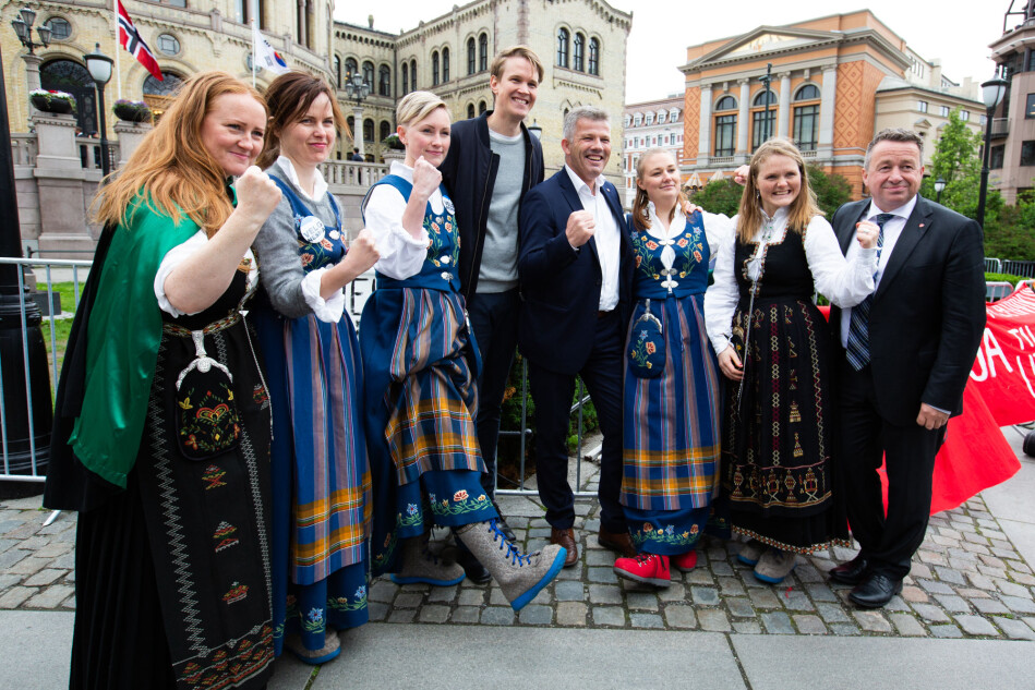 Flere engasjerte har tatt turen helt fra Helgeland for å demonstrere utenfor Stortinget. — Vi nekter å bli sentraliseringsflyktninger i eget land, sier Birgit Sivertsen Holmen (midten til venstre). Foto: Runhild Heggem Flere engasjerte har tatt turen helt fra Helgeland for å demonstrere utenfor Stortinget. — Vi nekter å bli sentraliseringsflyktninger i eget land, sier Birgit Sivertsen Holmen (midten til venstre). Foto: Runhild Heggem