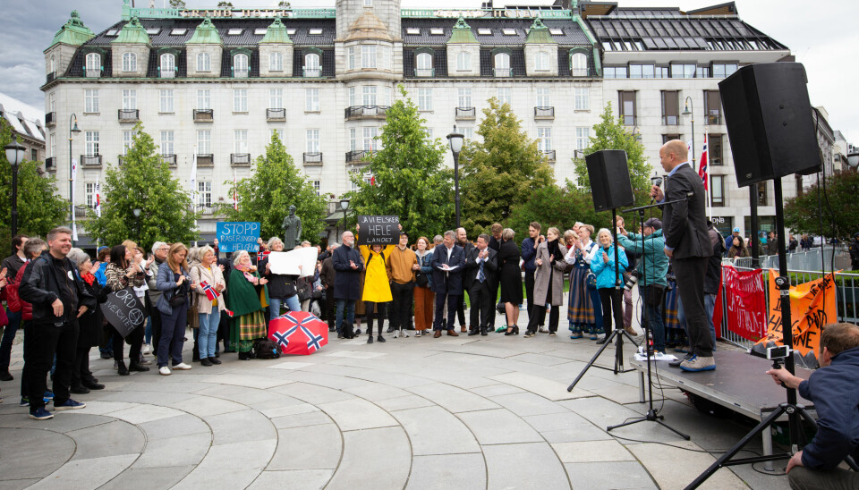 «Ja vi elsker hele landet!» og «La sola skinne, ikke la Helgeland forsvinne» var noen av slagordene som gikk igjen under folkeaksjonen. Foto: Runhild Heggem