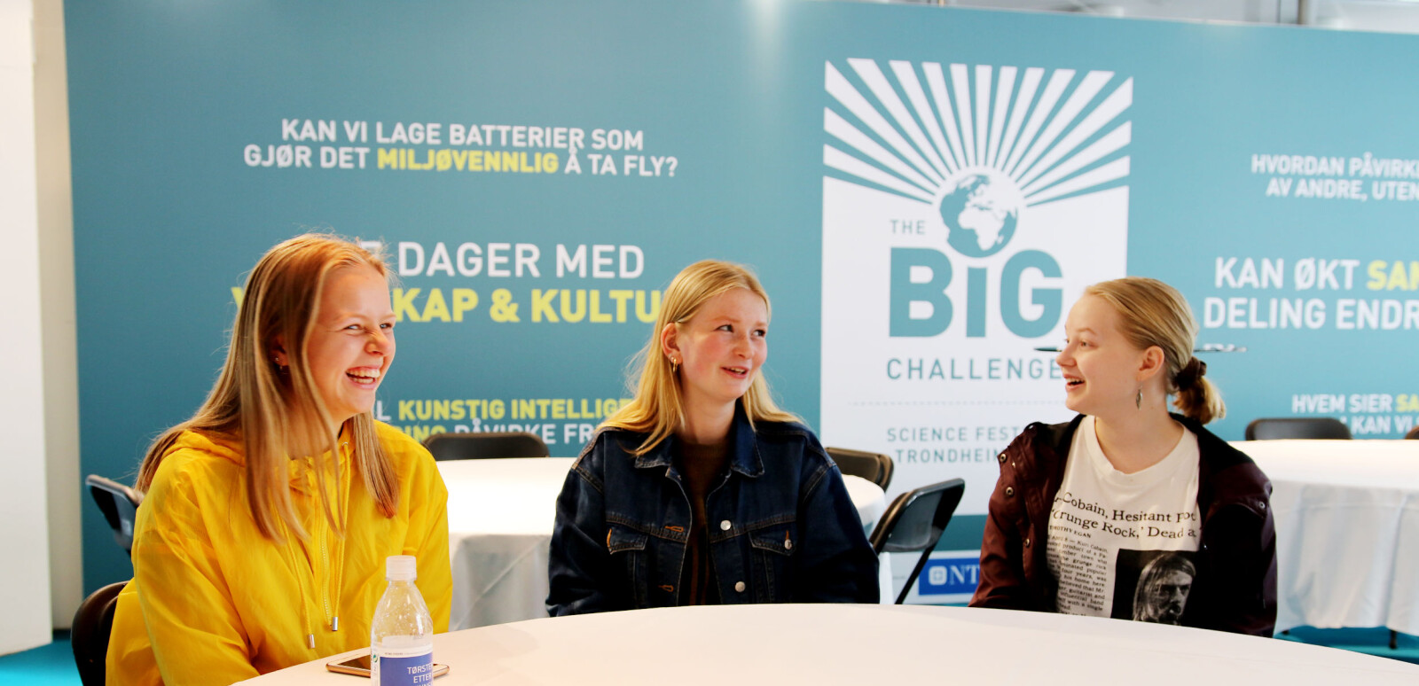 I workshoprommet har dei tre elevane frå Trondheim katedralskole sett seg ned etter foredraget dei har vore på. Frå venstre: Ingvild Reinton, Katja Høyem og Inga Nestgaard. — Samarbeid er den største utfordringa, meiner Katja Høyem. Foto: Njord V. Svendsen I workshoprommet har dei tre elevane frå Trondheim katedralskole sett seg ned etter foredraget dei har vore på. Frå venstre: Ingvild Reinton, Katja Høyem og Inga Nestgaard. — Samarbeid er den største utfordringa, meiner Katja Høyem. Foto: Njord V. Svendsen