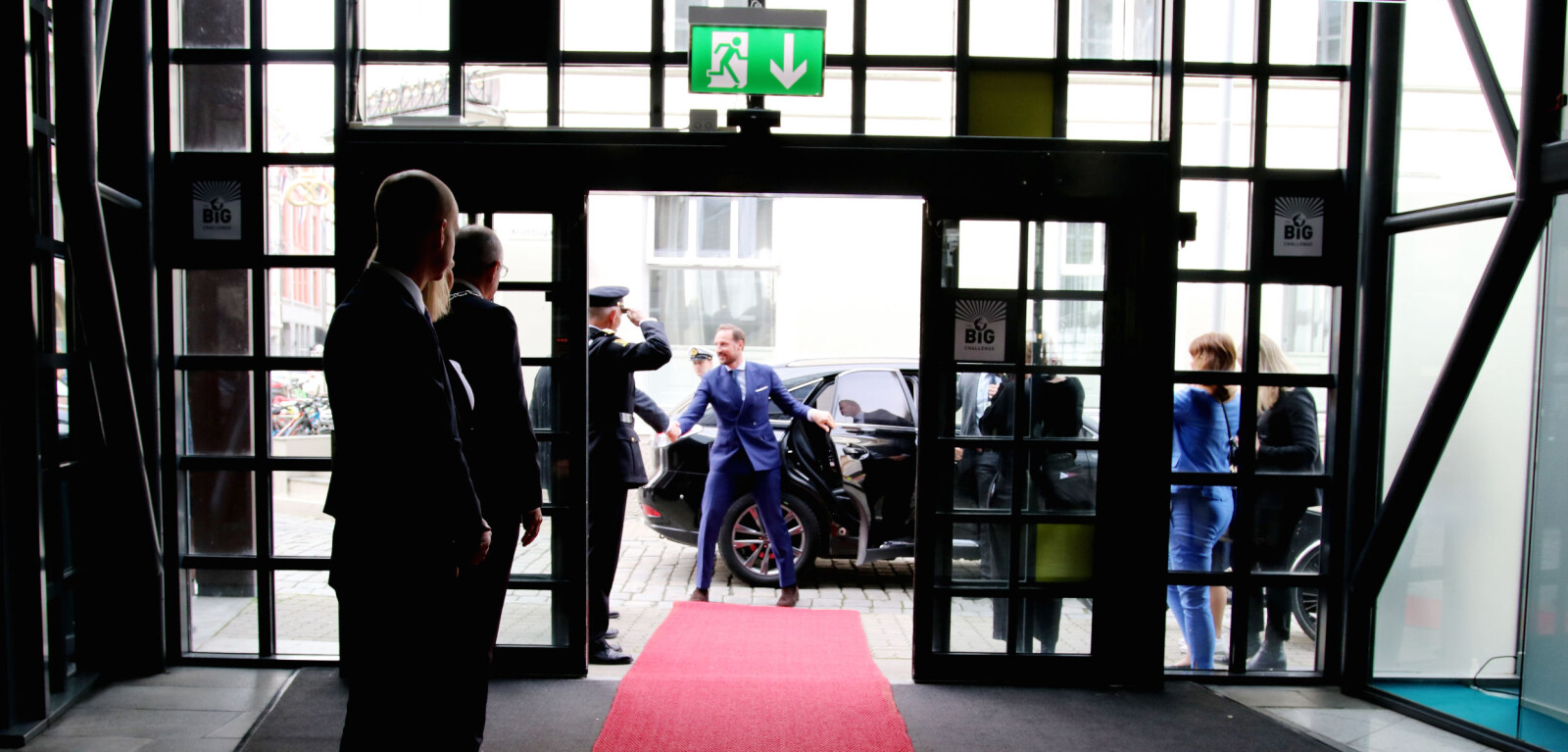 Den svarte bilen kjem med kronprins Haakon Magnus i kongeblå dress og blir helst av politimeisteren før han går inn i Olavshallen for å høyre på Stephen Fry. Foto: Njord V. Svendsen Den svarte bilen kjem med kronprins Haakon Magnus i kongeblå dress og blir helst av politimeisteren før han går inn i Olavshallen for å høyre på Stephen Fry. Foto: Njord V. Svendsen