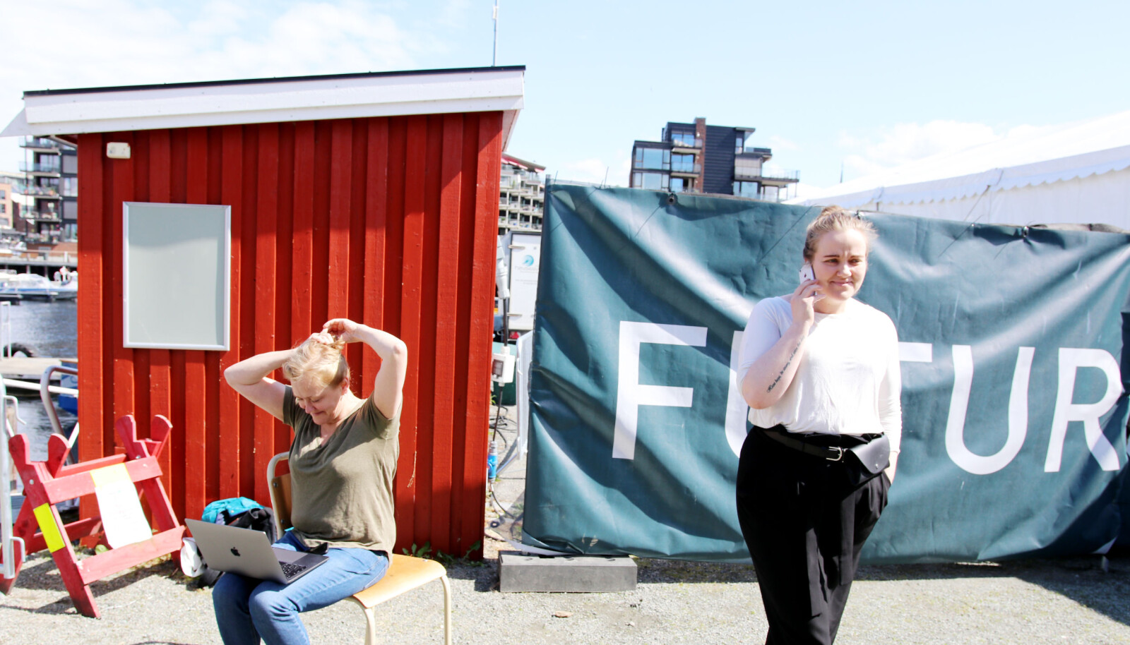 Backstage på Futurum, utstillinga der ulike næringsaktørar og gründarar viser fram framtida, som allereie strekker seg inn i notida. Heidi Bjerkan (til venstre) og Karoline Kaspersen i ein pause frå kompostutstillinga. Foto: Njord V. Svendsen Backstage på Futurum, utstillinga der ulike næringsaktørar og gründarar viser fram framtida, som allereie strekker seg inn i notida. Heidi Bjerkan (til venstre) og Karoline Kaspersen i ein pause frå kompostutstillinga. Foto: Njord V. Svendsen