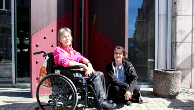 Agnes Rogstad Hegvik (til venstre) og Cecilie Ilstad Myhre venter på at nettet skal kome tilbake til Olavshallen. Foto: Njord V. Svendsen Agnes Rogstad Hegvik (til venstre) og Cecilie Ilstad Myhre venter på at nettet skal kome tilbake til Olavshallen. Foto: Njord V. Svendsen