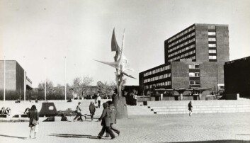 Fredrikkes plass, med Air-skulpturen i midten. Blindern 1963. Foto: Henrik Ørsted/Oslo Museum Fredrikkes plass, med Air-skulpturen i midten. Blindern 1963. Foto: Henrik Ørsted/Oslo Museum