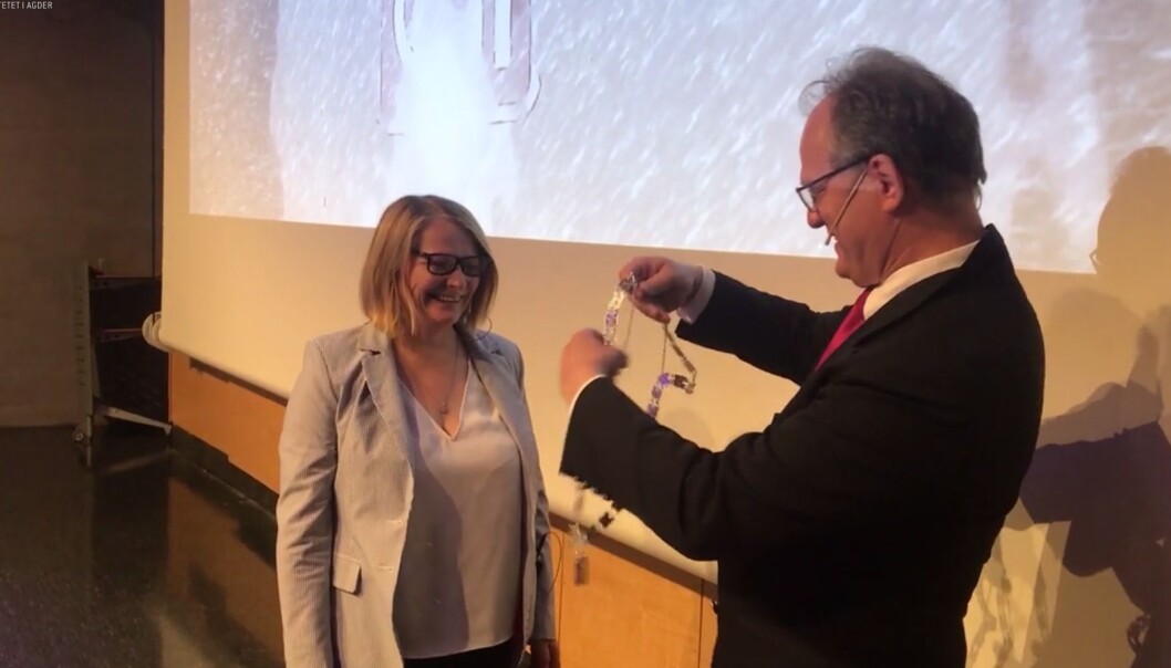 Avtroppende rektor Frank Reichert overrakte rektorkjedet til Sunniva Whittaker, som overtar rektorjobben 1. august. Foto: Skjermdump fra video på uia.no Avtroppende rektor Frank Reichert overrakte rektorkjedet til Sunniva Whittaker, som overtar rektorjobben 1. august. Foto: Skjermdump fra video på uia.no