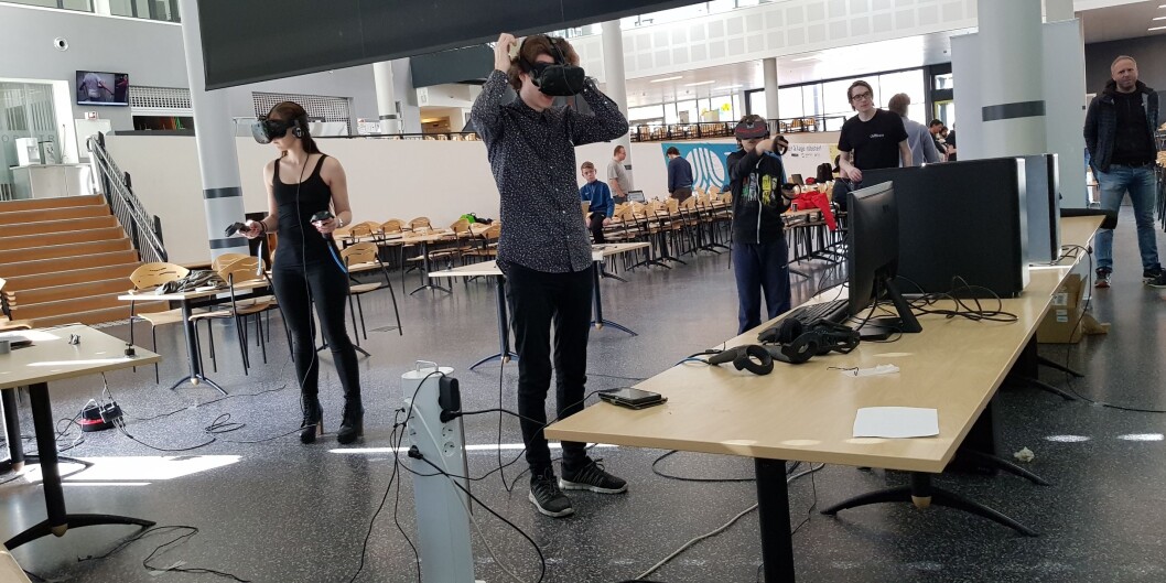 Fra testing av spillstudentene i Steinkjers VR-spill i fjor vår. Foto: Nord universitet Fra testing av spillstudentene i Steinkjers VR-spill i fjor vår. Foto: Nord universitet