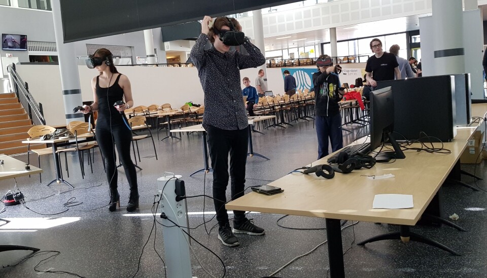 Fra testing av spillstudentene i Steinkjers VR-spill i fjor vår. Foto: Nord universitet