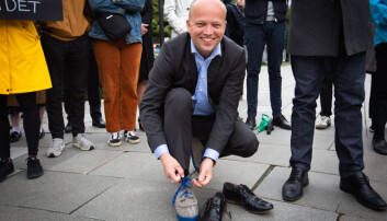 Sp-leder Trygve Slagvold Vedum ifører seg Nesna-lobber under en domnstrasjon foran Stortinget mot nedlegging av studiested Nesna. Foto: Runhild Heggem Sp-leder Trygve Slagvold Vedum ifører seg Nesna-lobber under en domnstrasjon foran Stortinget mot nedlegging av studiested Nesna. Foto: Runhild Heggem