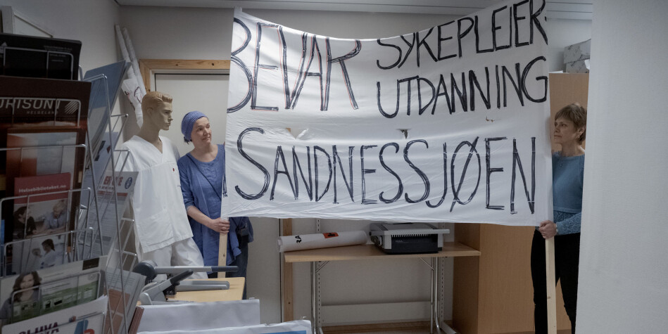 Flere har stått på for å redde sykepleierutdanningen ved Nord universitet i Sandnessjøen: Her viser Linda Lysfjord (t.v) og Jorunn Hov banneret. Foto: Pau S. Amundsen Flere har stått på for å redde sykepleierutdanningen ved Nord universitet i Sandnessjøen: Her viser Linda Lysfjord (t.v) og Jorunn Hov banneret. Foto: Pau S. Amundsen