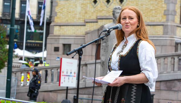 Catrine Hole, presseansvarlig i Folkeaksjonen for høyere utdanning på Helgeland, foran Stortinget på markeringen mot strukturprosessen på Nord universitet 12. juni. Foto: Hans Petter Sørensen Catrine Hole, presseansvarlig i Folkeaksjonen for høyere utdanning på Helgeland, foran Stortinget på markeringen mot strukturprosessen på Nord universitet 12. juni. Foto: Hans Petter Sørensen
