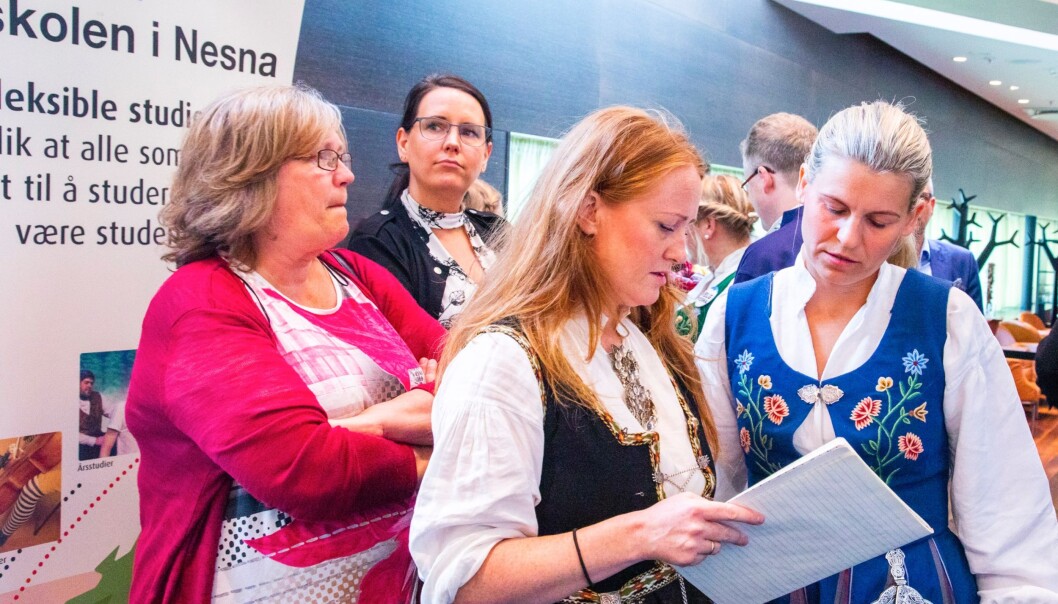 Leder i Folkeaksjonen høyere utdanning på Helgeland, Catrine Hole (midten), gir seg ikke i kampen om å bevare høyere utdanning på den tidligere Høgskolen i Nesna. Foto: Hans Petter Sørensen Leder i Folkeaksjonen høyere utdanning på Helgeland, Catrine Hole (midten), gir seg ikke i kampen om å bevare høyere utdanning på den tidligere Høgskolen i Nesna. Foto: Hans Petter Sørensen