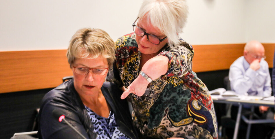 Nyansatt rektor Hanne Solheim Hansen og styremedlem Lisbeth Flatraaker under styremøtet ved Nord universitet onsdag. Flatraaker var den eneste stemmen rundt bordet som talte Nesnas sak - men stemte likevel sammen med flertallet for rektors forslag til strukturendringer. Foto: Hans Petter Sørensen Nyansatt rektor Hanne Solheim Hansen og styremedlem Lisbeth Flatraaker under styremøtet ved Nord universitet onsdag. Flatraaker var den eneste stemmen rundt bordet som talte Nesnas sak - men stemte likevel sammen med flertallet for rektors forslag til strukturendringer. Foto: Hans Petter Sørensen