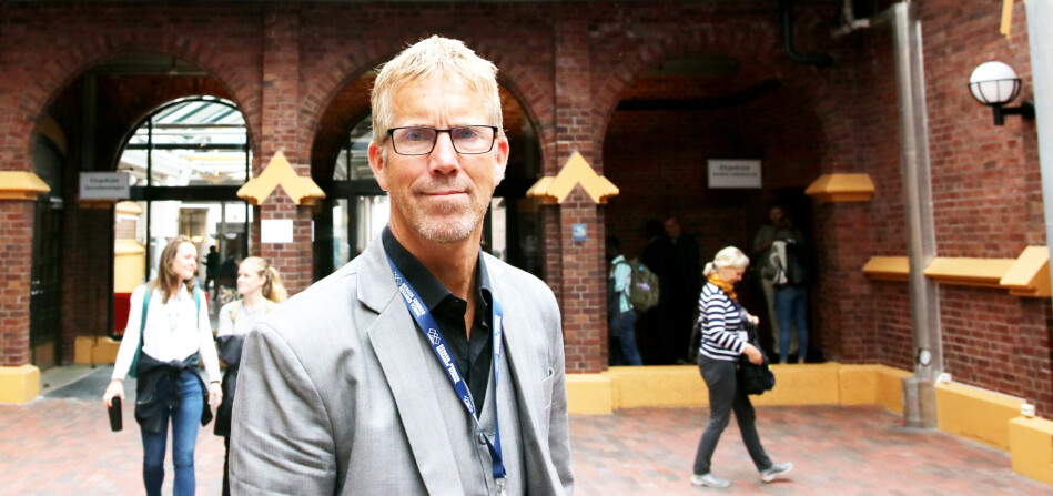 Forskarane må finne nye måtar å nå ut med kunnskapen på som kan påverke politikarar og skape handling blant folk, meiner fagdirektør for forsking i Utanriksdepartementet, Svein Bæra. — Dei må setje agenda, bruke sosiale media, setje avtrykk i samfunnet, seier han. Foto: Njord V. Svendsen Forskarane må finne nye måtar å nå ut med kunnskapen på som kan påverke politikarar og skape handling blant folk, meiner fagdirektør for forsking i Utanriksdepartementet, Svein Bæra. — Dei må setje agenda, bruke sosiale media, setje avtrykk i samfunnet, seier han. Foto: Njord V. Svendsen