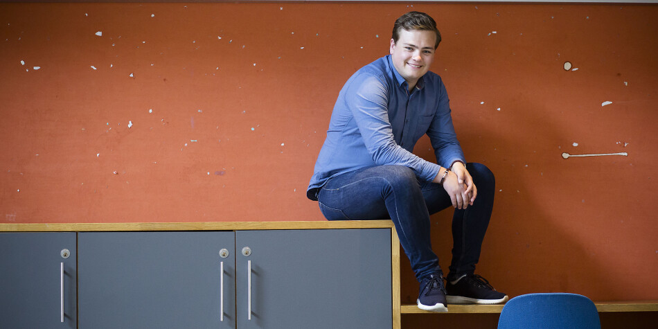 Leder av Studentparlamentet ved Universitetet i Bergen, Andreas Trohjell, peker på at Sentre for forskningsdrevet innovasjon skal drive forskningsutdanning. Foto: Silje Kathrine Robinson. Leder av Studentparlamentet ved Universitetet i Bergen, Andreas Trohjell, peker på at Sentre for forskningsdrevet innovasjon skal drive forskningsutdanning. Foto: Silje Kathrine Robinson.