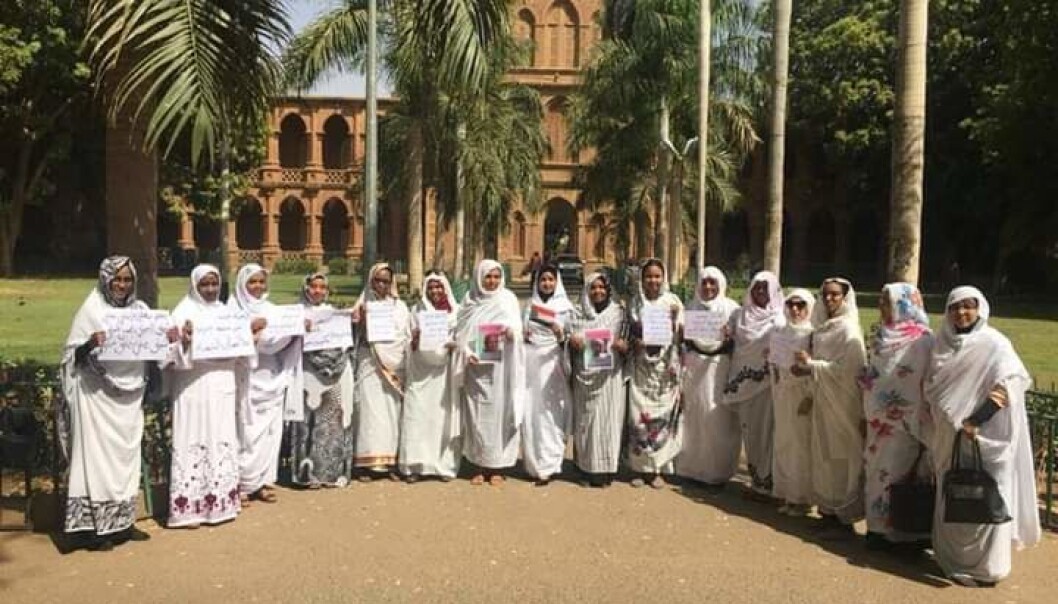 Kvinnelege tilsette foran Universitetet i Khartoum demonstrerer. 55 prosent av studentane er kvinner. Foto: Privat Kvinnelege tilsette foran Universitetet i Khartoum demonstrerer. 55 prosent av studentane er kvinner. Foto: Privat