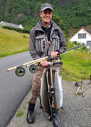 Her er Klaus Mohn på fisketur med sparksykkel og fangst - i fjor sommar. Foto: Oddmund Dirdal Her er Klaus Mohn på fisketur med sparksykkel og fangst - i fjor sommar. Foto: Oddmund Dirdal