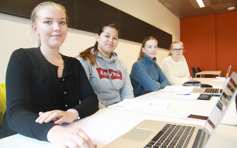 — Det er greit å kunne litt mer enn en 5. klassing, synes (til venstre) Synnøve Lerøy (22). Meningene om mattekravet er litt delte, men Madeleine Eide-Olsen (26), Anna Hammer Landro (19) og Amalie Kapstad Tyssekvam (21) gleder seg til forkurs i matematikk ved Høgskulen på Vestlandet. Foto: Dag Hellesund — Det er greit å kunne litt mer enn en 5. klassing, synes (til venstre) Synnøve Lerøy (22). Meningene om mattekravet er litt delte, men Madeleine Eide-Olsen (26), Anna Hammer Landro (19) og Amalie Kapstad Tyssekvam (21) gleder seg til forkurs i matematikk ved Høgskulen på Vestlandet. Foto: Dag Hellesund