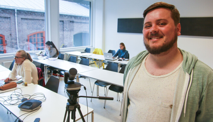 Mattelærer Joakim Kuven Osland underviser opptil 150 studenter via kameraet i et klasserom på Kronstad i Bergen denne sommeren. Foto: Dag Hellesund Mattelærer Joakim Kuven Osland underviser opptil 150 studenter via kameraet i et klasserom på Kronstad i Bergen denne sommeren. Foto: Dag Hellesund