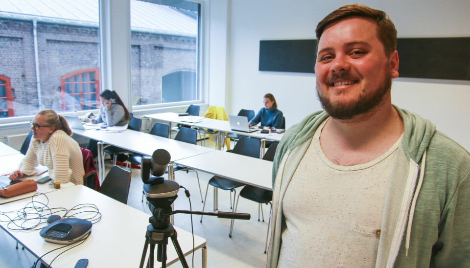 Mattelærer Joakim Kuven Osland underviser opptil 150 studenter via kameraet i et klasserom på Kronstad i Bergen denne sommeren. Foto: Dag Hellesund