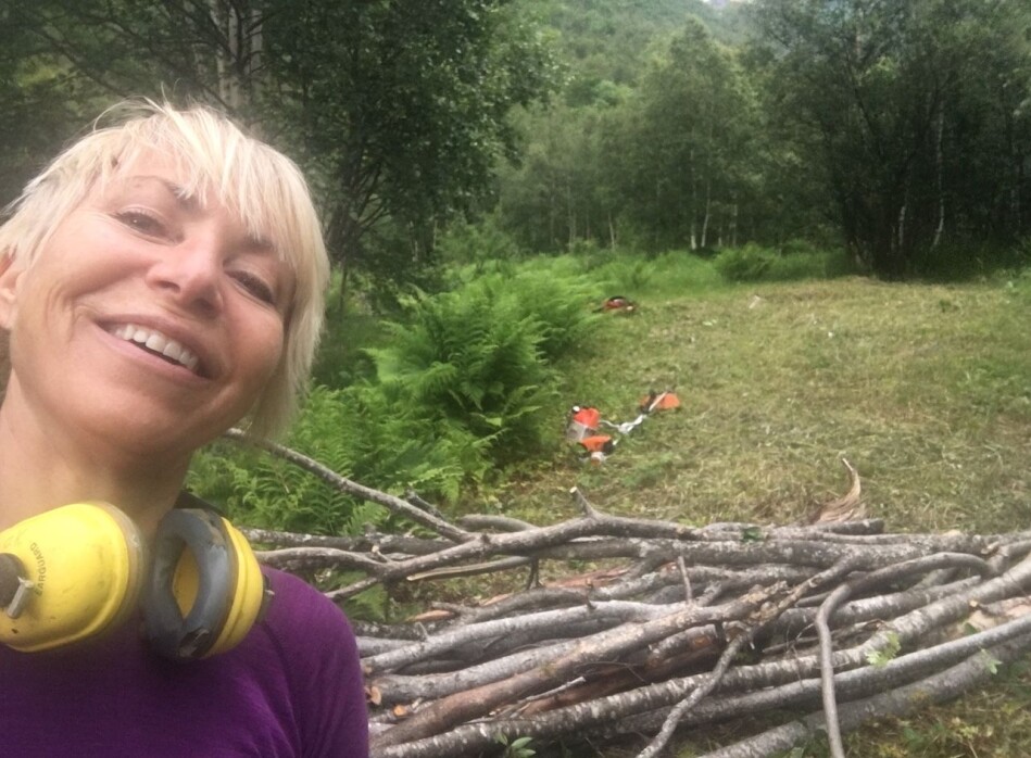 Med ryddesag og motorsag bygger Sissel Rogne muskler i naturen i ferien. Foto: Sissel Rogne Med ryddesag og motorsag bygger Sissel Rogne muskler i naturen i ferien. Foto: Sissel Rogne