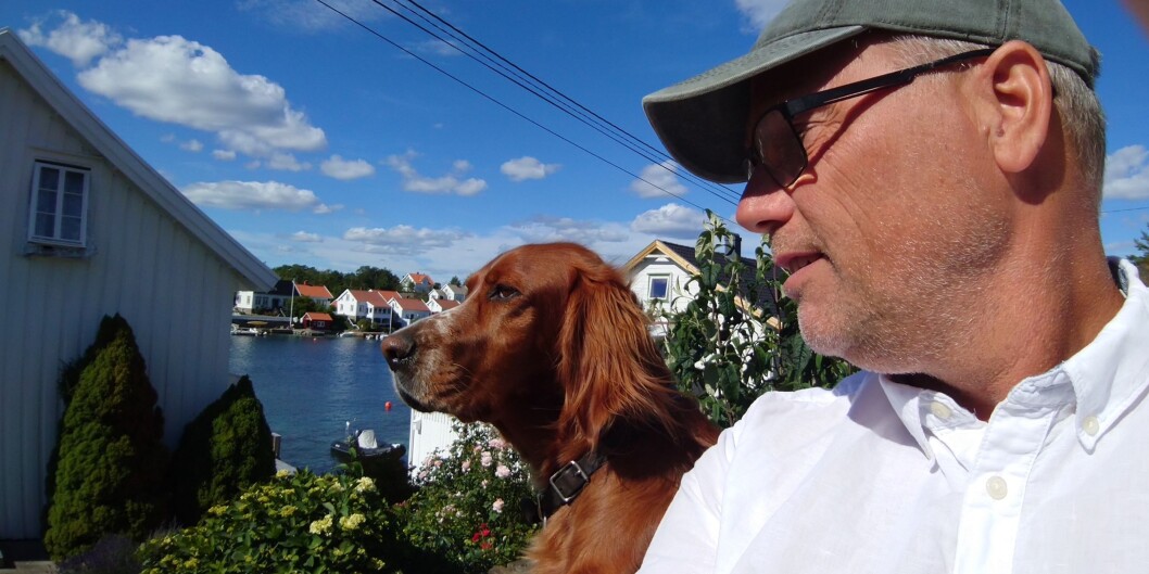 Morten Brekke og hunden Frida skal kose seg hjemme i Lyngør i ferien, før det blir fullt kjør i ny jobb som viserektor for utdanning ved Universitetet i Agder fra august. Foto: Privat Morten Brekke og hunden Frida skal kose seg hjemme i Lyngør i ferien, før det blir fullt kjør i ny jobb som viserektor for utdanning ved Universitetet i Agder fra august. Foto: Privat