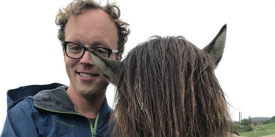 Førsteamanuensis Åsmund Hermansen på OsloMet skal tilbringe ferien på Dovrefjell, med to hester og masse bøker. Foto: Privat Førsteamanuensis Åsmund Hermansen på OsloMet skal tilbringe ferien på Dovrefjell, med to hester og masse bøker. Foto: Privat