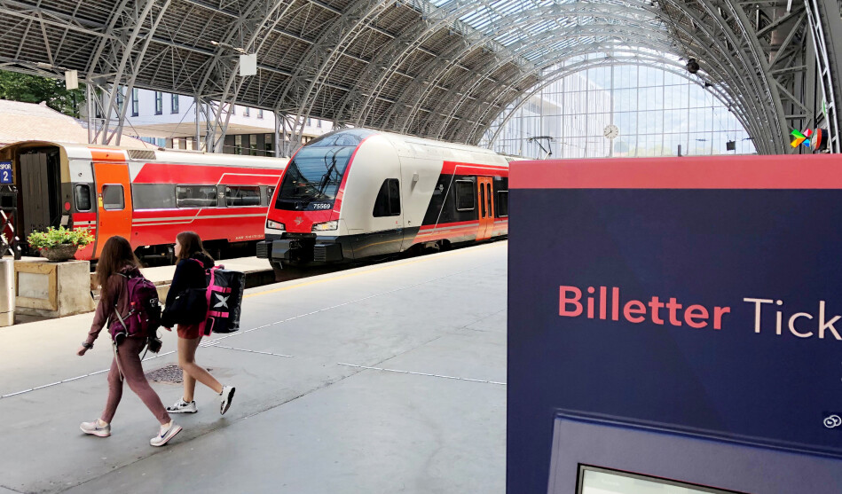 Det skal blir slutt på favorisering av fly når statstilsette bestiller reisene sine. 50 000 arbeider i den statlege kunnskapssektoren. Foto: Njord V. Svendsen Det skal blir slutt på favorisering av fly når statstilsette bestiller reisene sine. 50 000 arbeider i den statlege kunnskapssektoren. Foto: Njord V. Svendsen