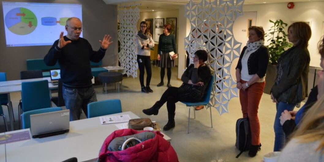 Helge Høivik i spissen for om læreverkstedet, et sted for hjelp til selvhjelp med difgitalisering av læringsmateriell, på daværende Høgskolen i Oslo og Akershus, nå OsloMet. Foto: Eva Tønnessen Helge Høivik i spissen for om læreverkstedet, et sted for hjelp til selvhjelp med difgitalisering av læringsmateriell, på daværende Høgskolen i Oslo og Akershus, nå OsloMet. Foto: Eva Tønnessen