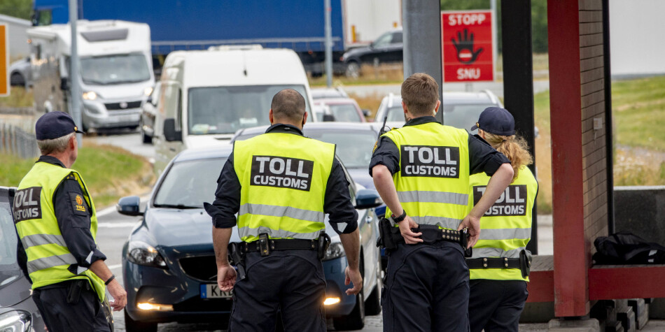 Norske tollere kontrollerer de reisende som kommer til Norge over grensen på Svinesund. Foto: Geir Olsen / NTB scanpix Norske tollere kontrollerer de reisende som kommer til Norge over grensen på Svinesund. Foto: Geir Olsen / NTB scanpix
