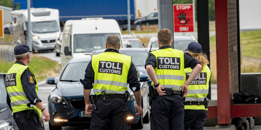 Norske tollere kontrollerer de reisende som kommer til Norge over grensen på Svinesund. Foto: Geir Olsen / NTB scanpix