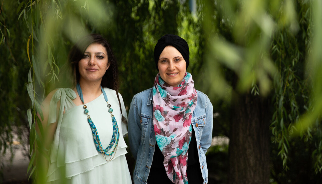 Samar Esmail (t.v) og Hiba Arabi er veldig fornøyd med det norske utdanningssystemet. Foto: Mina Ræge Samar Esmail (t.v) og Hiba Arabi er veldig fornøyd med det norske utdanningssystemet. Foto: Mina Ræge