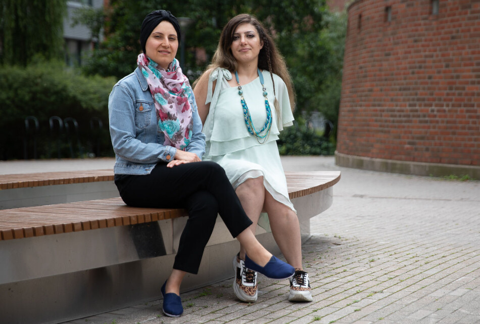 — Jeg måtte lære meg både engelsk og norsk da jeg kom hit, sier Hiba Arabi (t.v). Foto. Mina Ræge — Jeg måtte lære meg både engelsk og norsk da jeg kom hit, sier Hiba Arabi (t.v). Foto. Mina Ræge