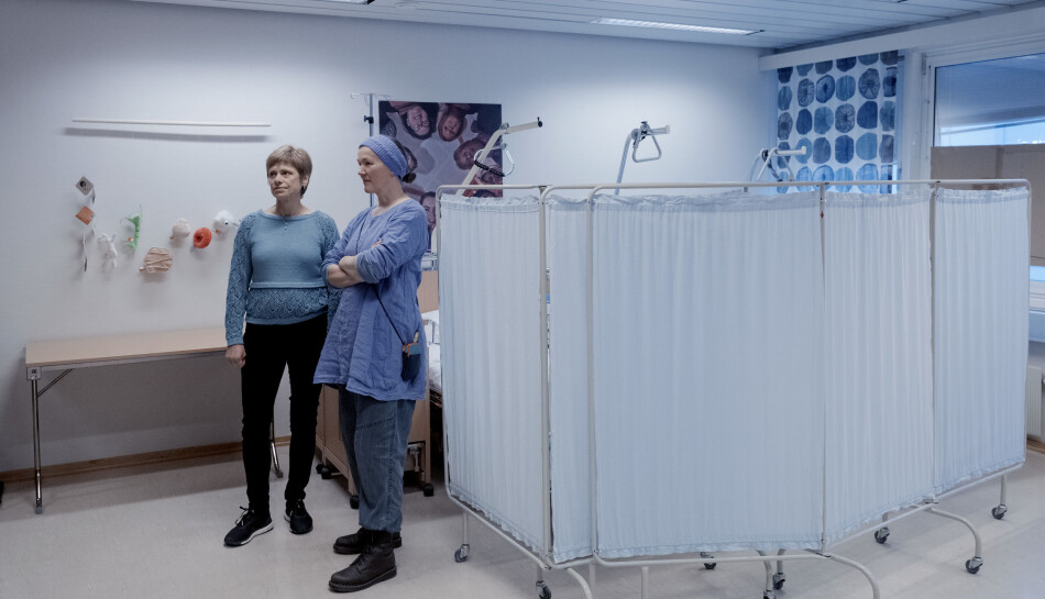 Ei ny sjukepleiarutdanning er under planlegging i Sandnessjøen. Det kan bety nye sjansar for Jorunn Hov (til venstre) og Linda Lysfjord som arbeidde ved den nedlagde utdanninga til Nord universitet. Foto: Paul S. Amundsen Ei ny sjukepleiarutdanning er under planlegging i Sandnessjøen. Det kan bety nye sjansar for Jorunn Hov (til venstre) og Linda Lysfjord som arbeidde ved den nedlagde utdanninga til Nord universitet. Foto: Paul S. Amundsen