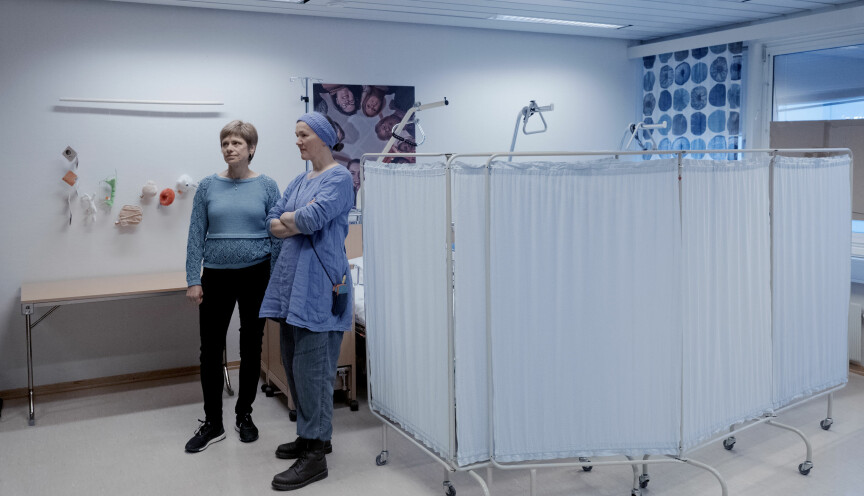 Ei ny sjukepleiarutdanning er under planlegging i Sandnessjøen. Det kan bety nye sjansar for Jorunn Hov (til venstre) og Linda Lysfjord som arbeidde ved den nedlagde utdanninga til Nord universitet. Foto: Paul S. Amundsen