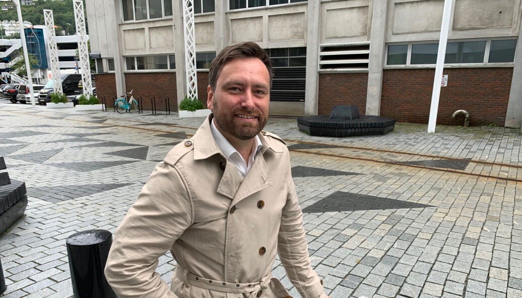 Sindre Dueland er jurist og tidligare studentombod. Han er kritisk til korleis UiB handterte saka som handla om ein tilsett, fleire studentar og fotografering. Sindre Dueland er jurist og tidligare studentombod. Han er kritisk til korleis UiB handterte saka som handla om ein tilsett, fleire studentar og fotografering.