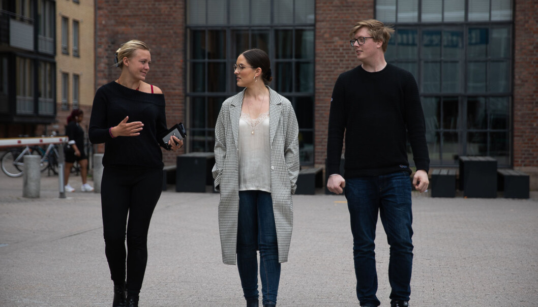 Eirin Kornelia G. Østensen (venstre), læringsmiljøansvarlig for Studentparlamentet ved OsloMet, Vilde Henningsgård, og talsperson for studentkjellerene ved Universitetet i Oslo, Adrian Helle, sier de alle er godt forberedt på de kommende fadderukene. Foto: Mina Ræge. Eirin Kornelia G. Østensen (venstre), læringsmiljøansvarlig for Studentparlamentet ved OsloMet, Vilde Henningsgård, og talsperson for studentkjellerene ved Universitetet i Oslo, Adrian Helle, sier de alle er godt forberedt på de kommende fadderukene. Foto: Mina Ræge.