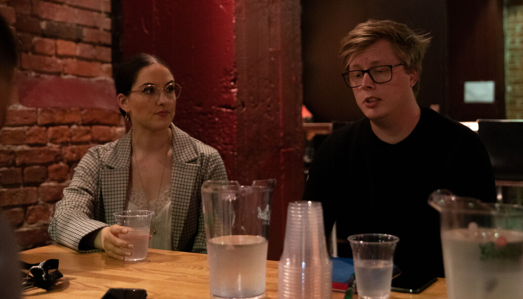 Både Helle og Henningsgård tror at noen av studentpubenes tidligere stengetider kan resultere i mer hjemmefesting under mindre kontrollerte forhold. Foto: Mina Ræge. Både Helle og Henningsgård tror at noen av studentpubenes tidligere stengetider kan resultere i mer hjemmefesting under mindre kontrollerte forhold. Foto: Mina Ræge.