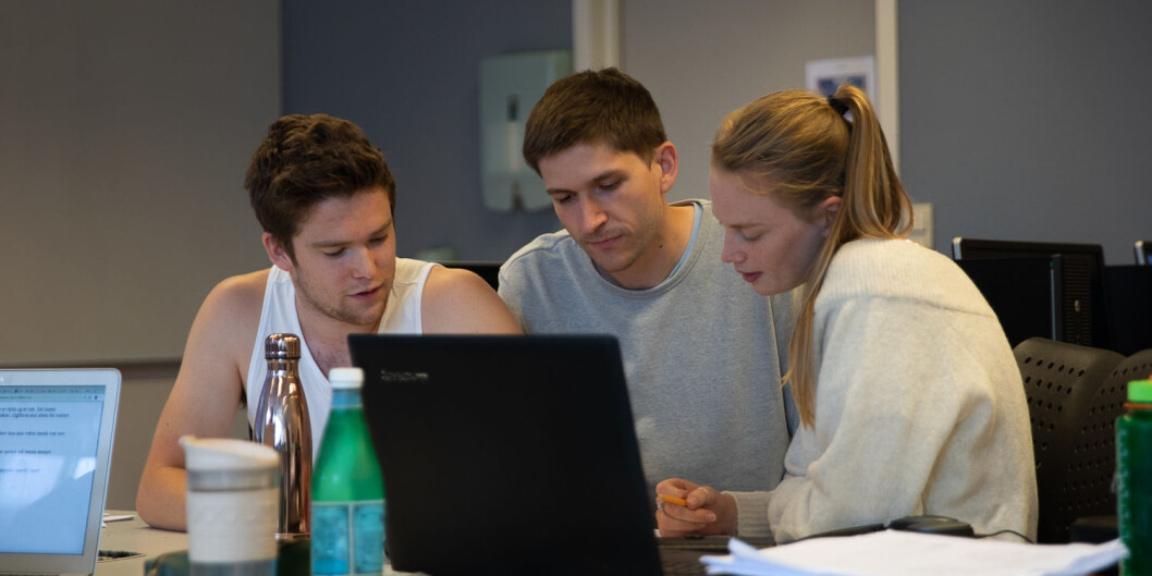 Amund Stenseth og Lisa Buvald går igjennom matteoppgaver med lærer Tobias Unnerland (i midten) på OsloMet rett før eksamen i slutten av juli. Begge fikk bestått på eksamen. Foto: Mina Ræge Amund Stenseth og Lisa Buvald går igjennom matteoppgaver med lærer Tobias Unnerland (i midten) på OsloMet rett før eksamen i slutten av juli. Begge fikk bestått på eksamen. Foto: Mina Ræge