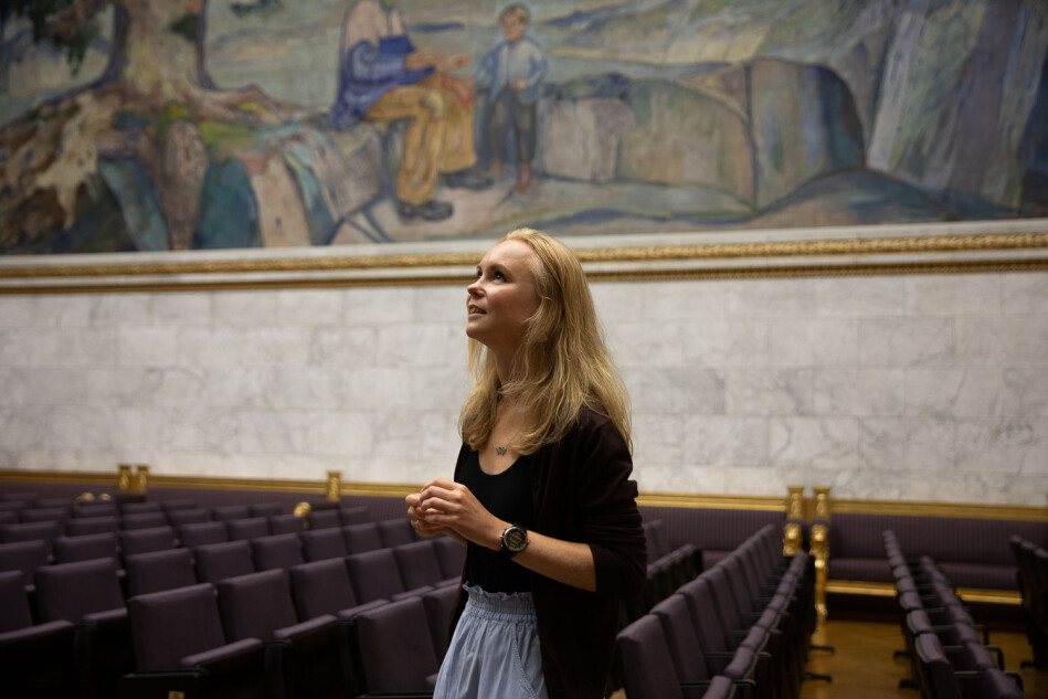 I Universitetets aula i Oslo henger elleve Munch-malerier — de eneste som fremdeles er utstilt i sin opprinnelige sammenheng. Men med årene har smuss og skitt lagt seg i bildene, og nå leter stipendiat Lena Porsmo Stoveland etter en løsning på renseproblematikken. Foto: Mina Ræge. I Universitetets aula i Oslo henger elleve Munch-malerier — de eneste som fremdeles er utstilt i sin opprinnelige sammenheng. Men med årene har smuss og skitt lagt seg i bildene, og nå leter stipendiat Lena Porsmo Stoveland etter en løsning på renseproblematikken. Foto: Mina Ræge.