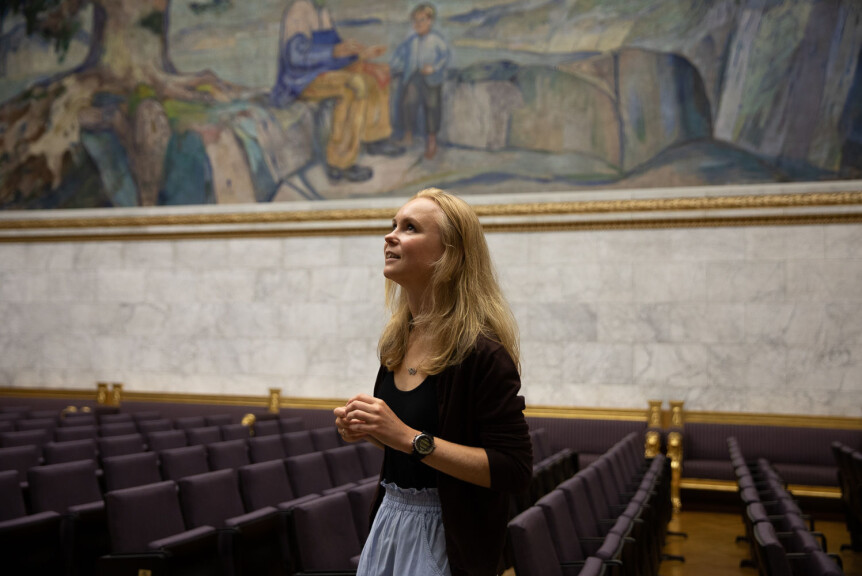 I Universitetets aula i Oslo henger elleve Munch-malerier — de eneste som fremdeles er utstilt i sin opprinnelige sammenheng. Men med årene har smuss og skitt lagt seg i bildene, og nå leter stipendiat Lena Porsmo Stoveland etter en løsning på renseproblematikken. Foto: Mina Ræge.